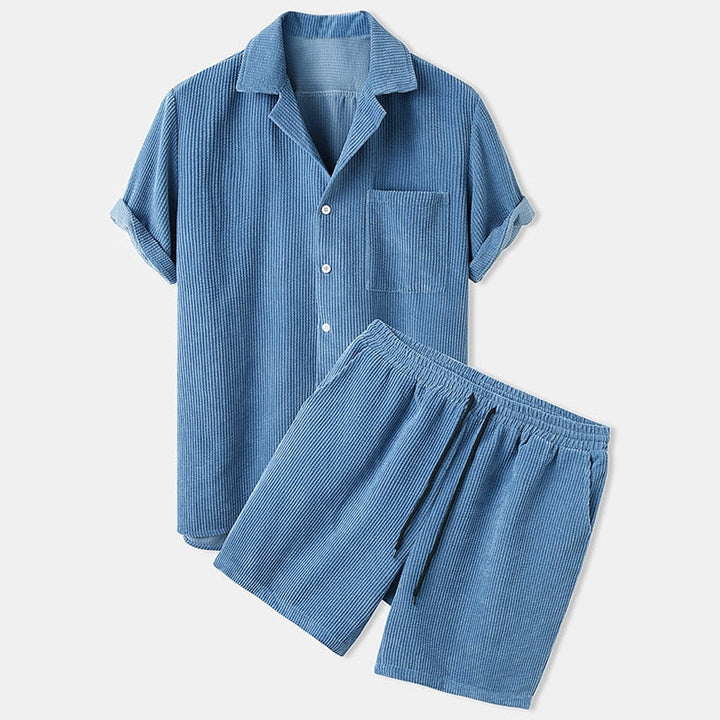 Trendy herenmode: tweedelige set met relaxed zomer shirt en comfortabele korte broek. Perfecte combi outfit.