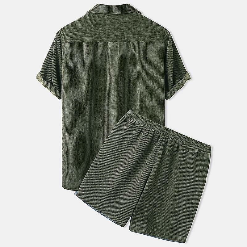 Comfortabele heren zomer set, bestaande uit een casual shirt en bijpassende korte broek. Stijlvolle look.