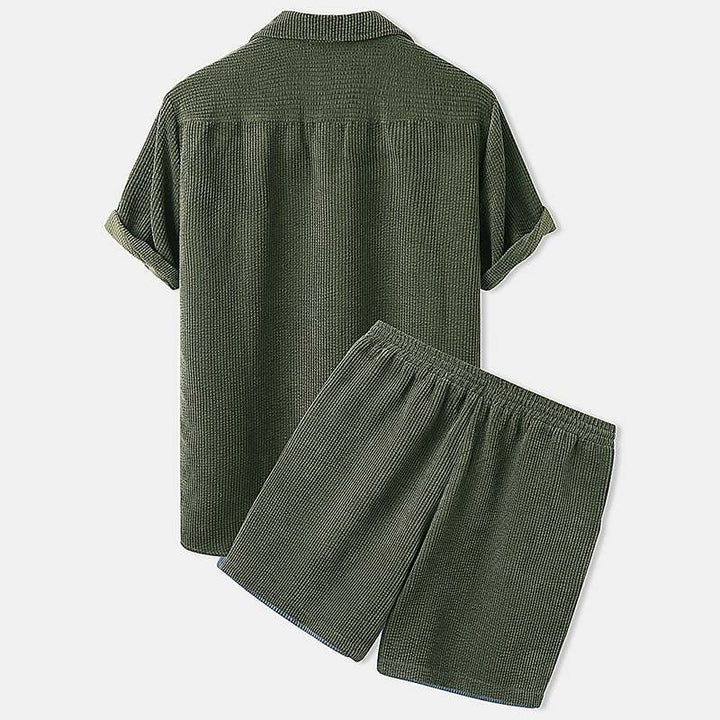 Comfortabele heren zomer set, bestaande uit een casual shirt en bijpassende korte broek. Stijlvolle look.