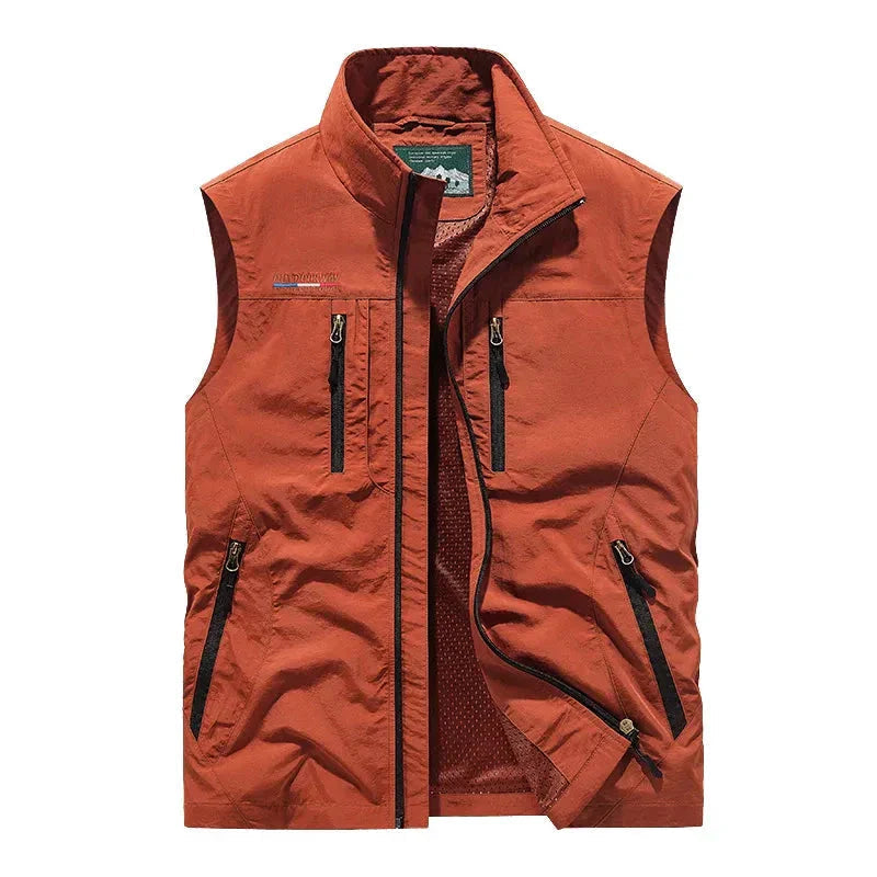 Grijze waterdichte heren bodywarmer, stijlvol en warm voor dagelijks gebruik of outdoor avonturen.