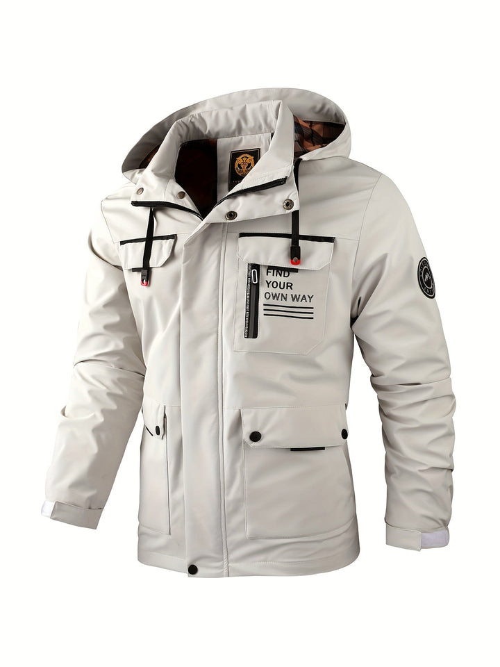 Man draagt warme en comfortabele heren winterjas met capuchon, perfect voor dagelijks gebruik en outdoor.