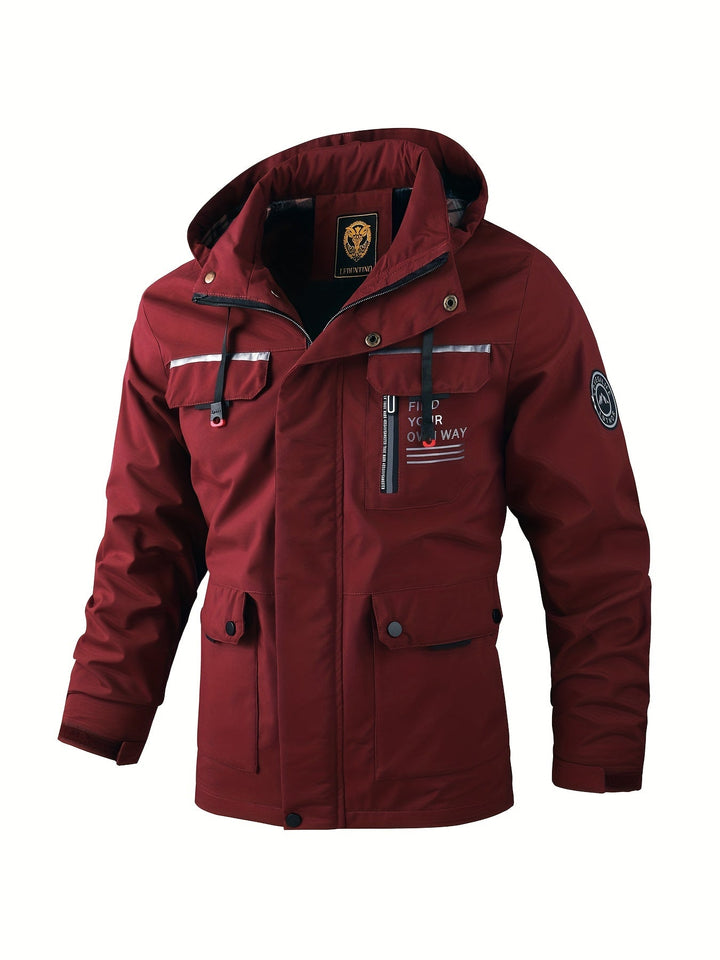 Rugzijde van winddichte heren winterjas met ruime, verstelbare capuchon, optimaal voor herenmode.