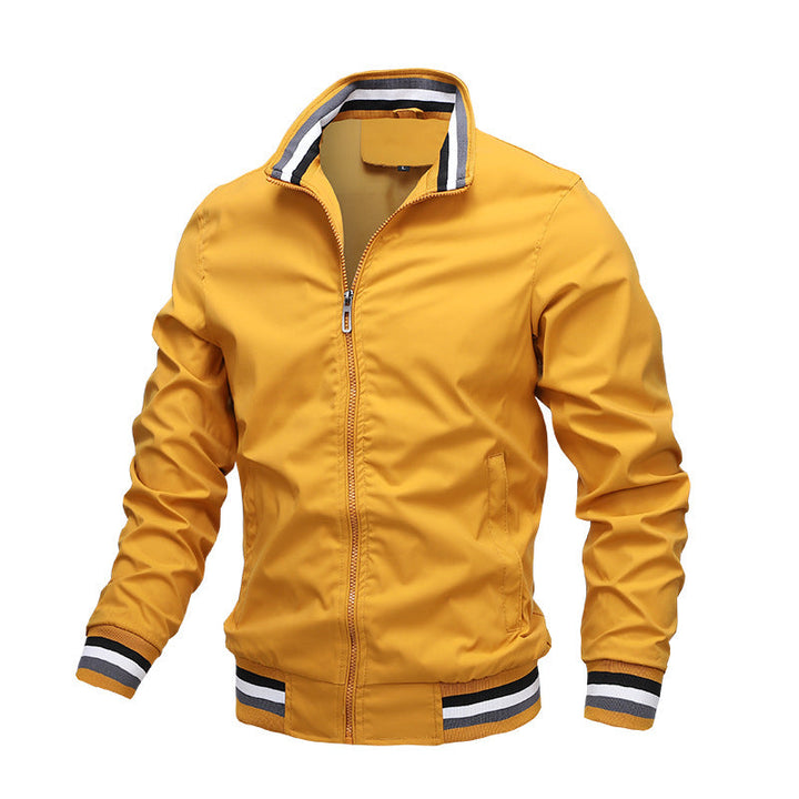 Lichtgewicht heren zomerjas, perfect voor actieve mannen. Sportief en stijlvol, met comfortabele pasvorm.
