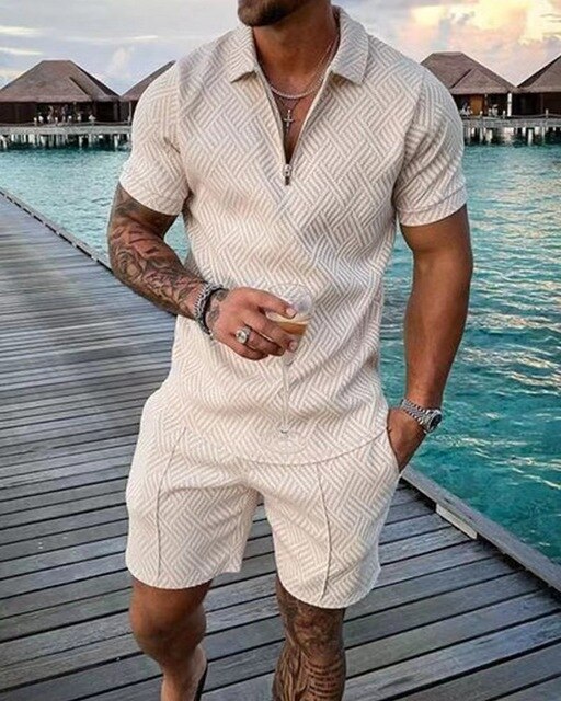 Stijlvolle heren zomerset met comfortabele polo en casual korte broek, perfect voor strand of vrije tijd.