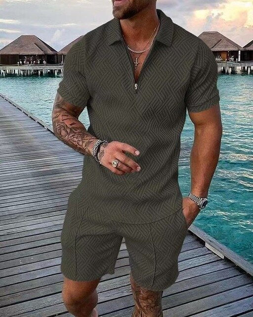 Heren zomerset: stijlvolle polo en korte broek, comfortabele herenkleding voor warm weer en strand.