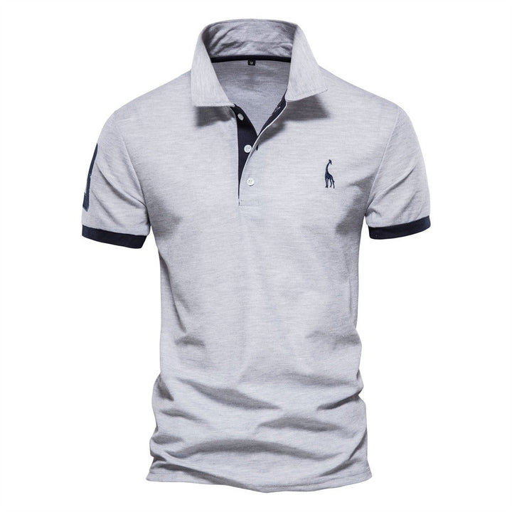 "Stijlvolle herenpolo in effen tint met korte mouwen, ademende stof en kleuraccenten voor smart casual gelegenheden."
