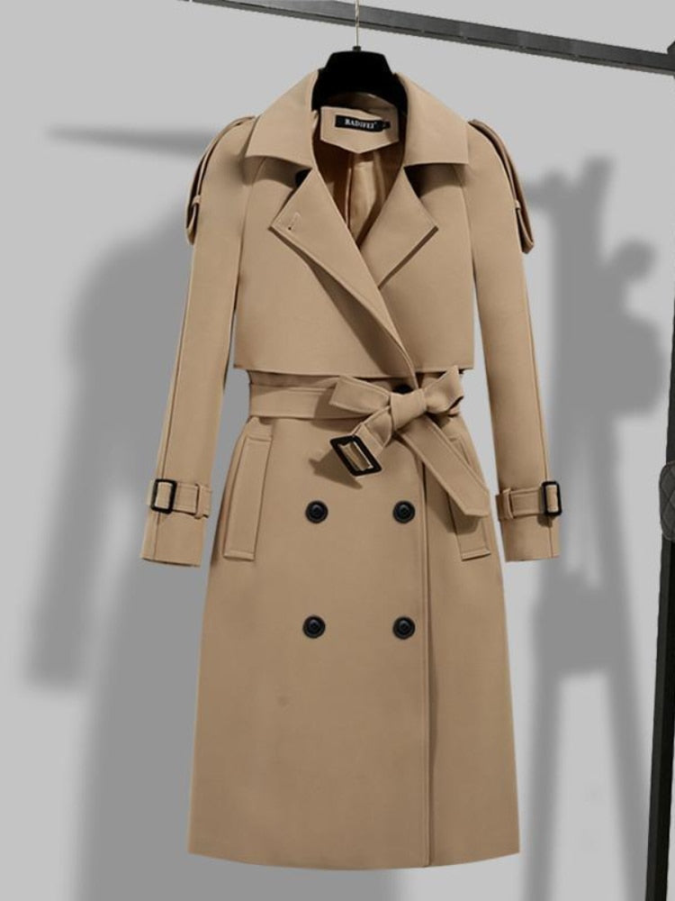 Stijlvolle KieraJacket dames trenchcoat, ideaal als elegante tussenjas voor lente of herfst.