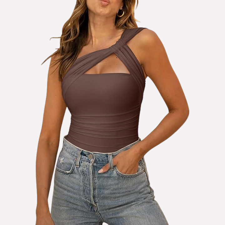 Elegant asymmetrisch één-schouder damesbodysuit in koffiekleur, mouwloos en aansluitend voor een modieuze uitstraling.