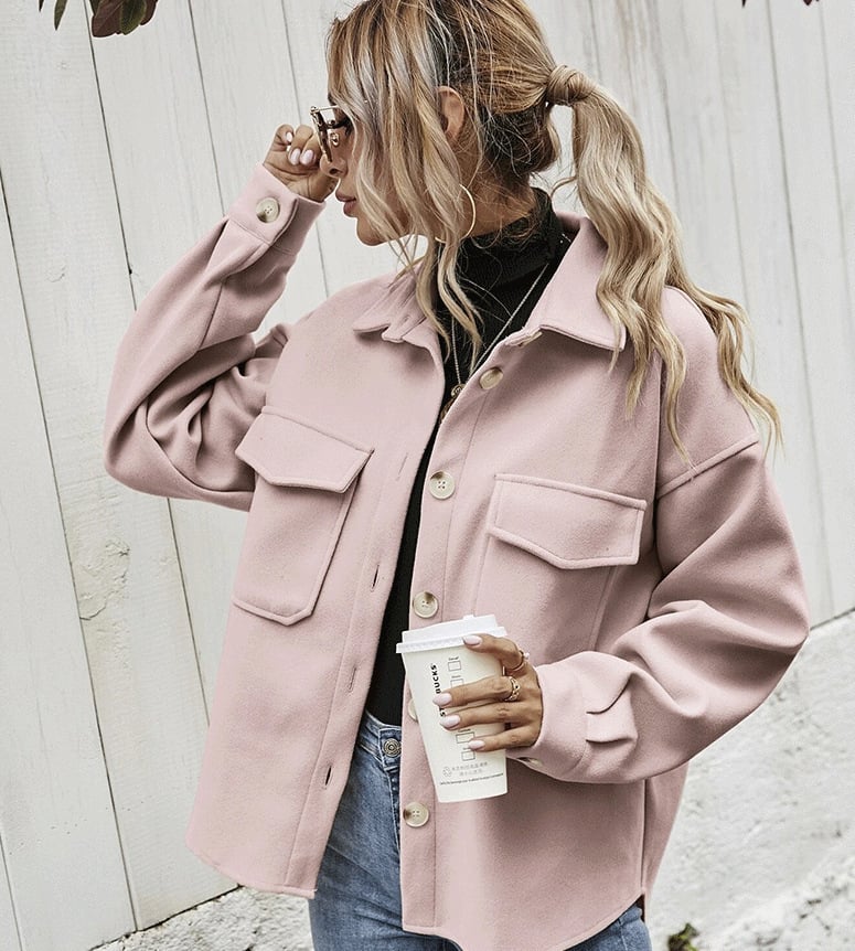 Stijlvolle korte dames jas met knoopsluiting. Perfecte overgangsjas voor de herfst, beschikbaar in modekleuren.