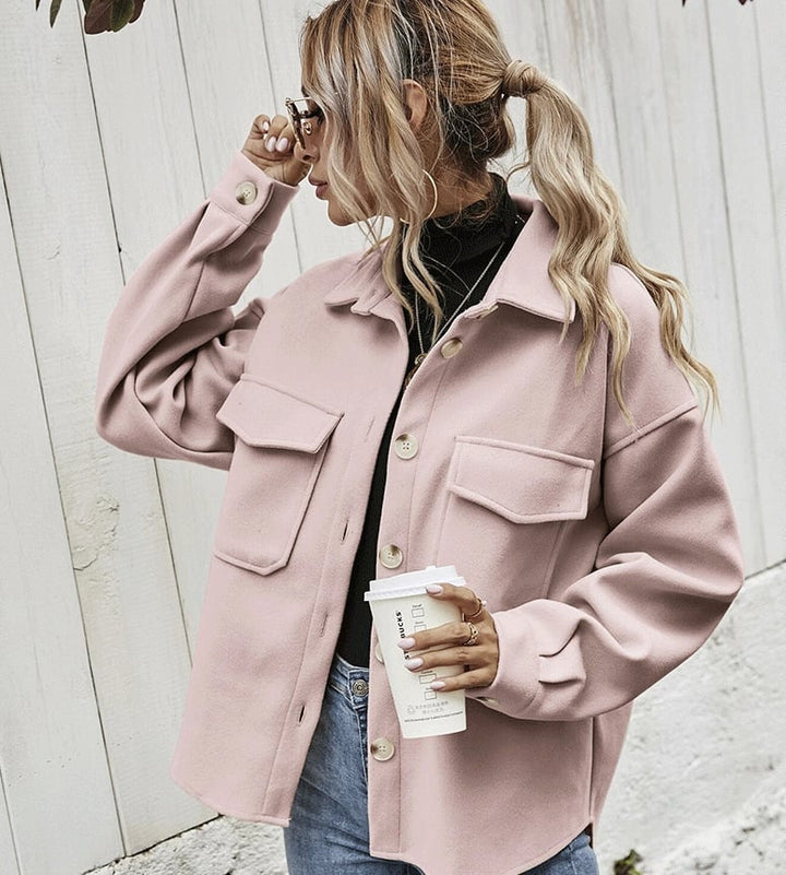 Stijlvolle korte dames jas met knoopsluiting. Perfecte overgangsjas voor de herfst, beschikbaar in modekleuren.