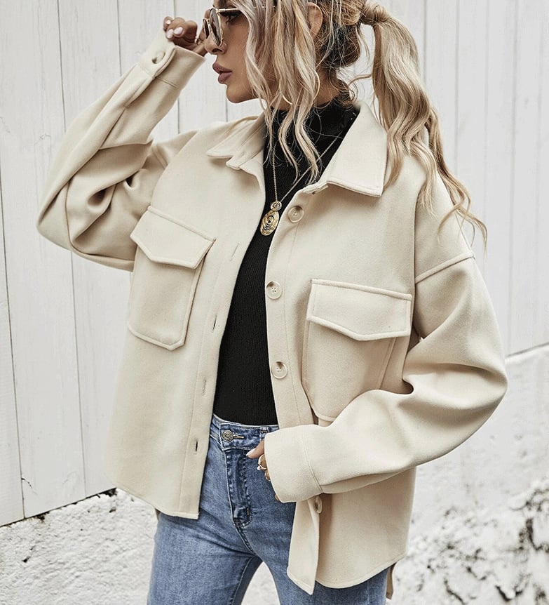Comfortabele beige korte dames herfstjas met elegante knoopsluiting. Ideaal voor een modieuze look.