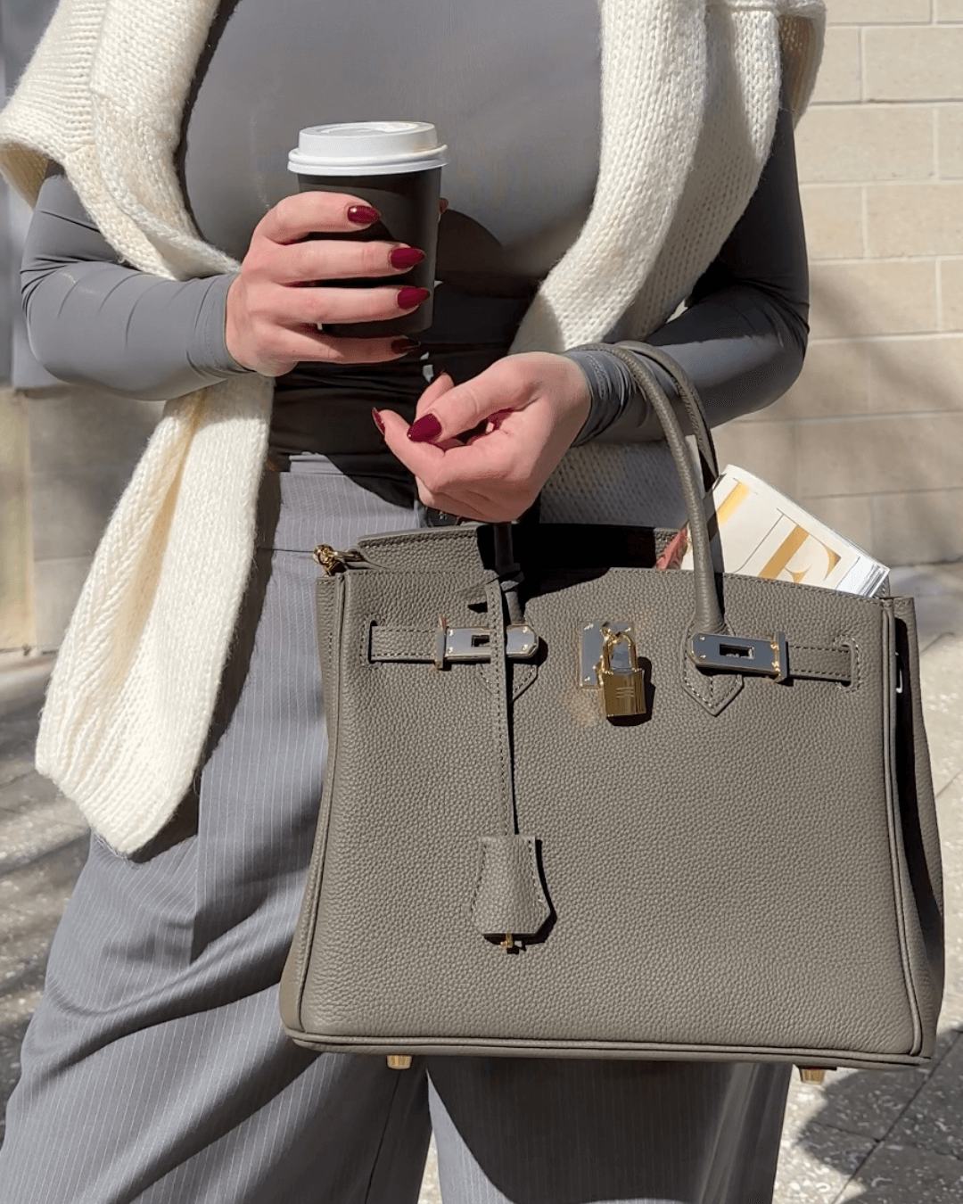 Detail van hoogwaardig vegan leer op de stijlvolle Liana handtas. Modieus, tijdloos en luxe dames accessoire.