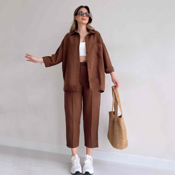 Stijlvolle linnen tweedelige dames set, ideaal voor zomerse dagen. Comfortabele casual outfit met losse pasvorm.