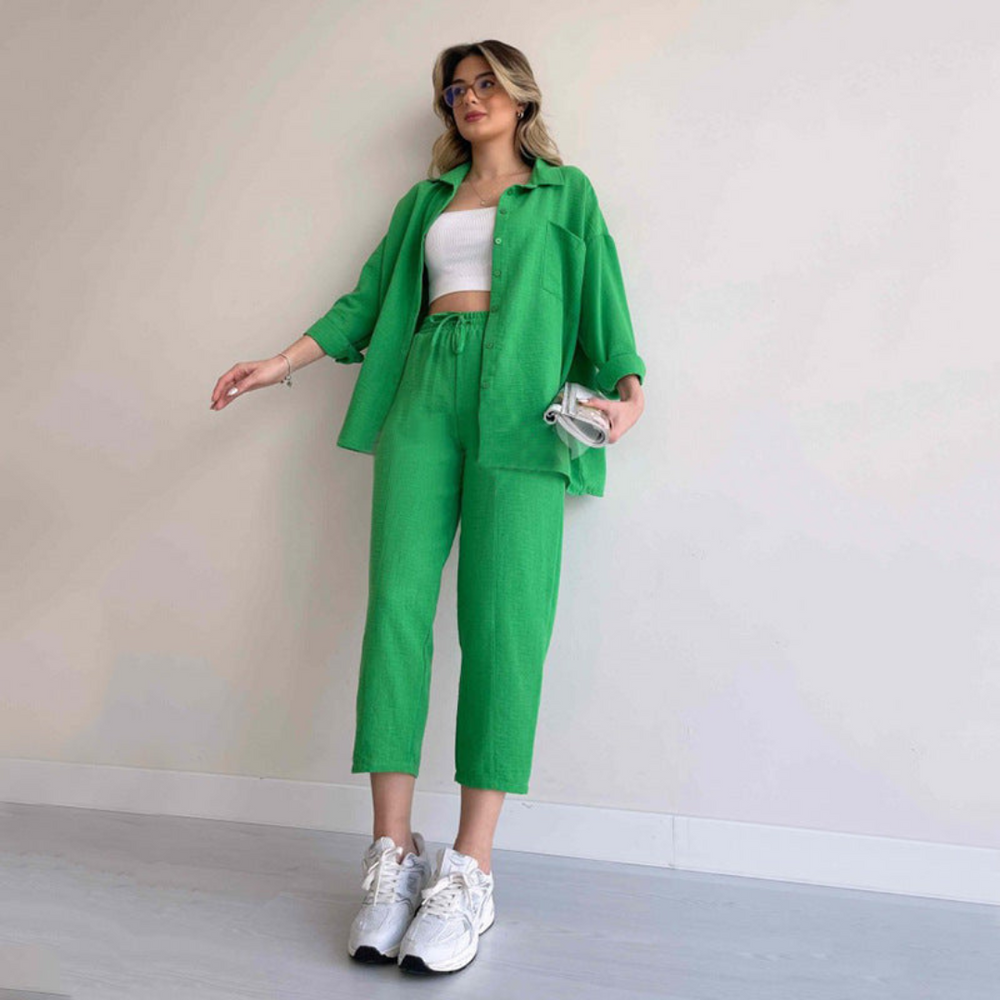 Comfortabele dames loungewear set van linnen, perfect voor thuis of een ontspannen zomerse dag. Modieus en ademend.