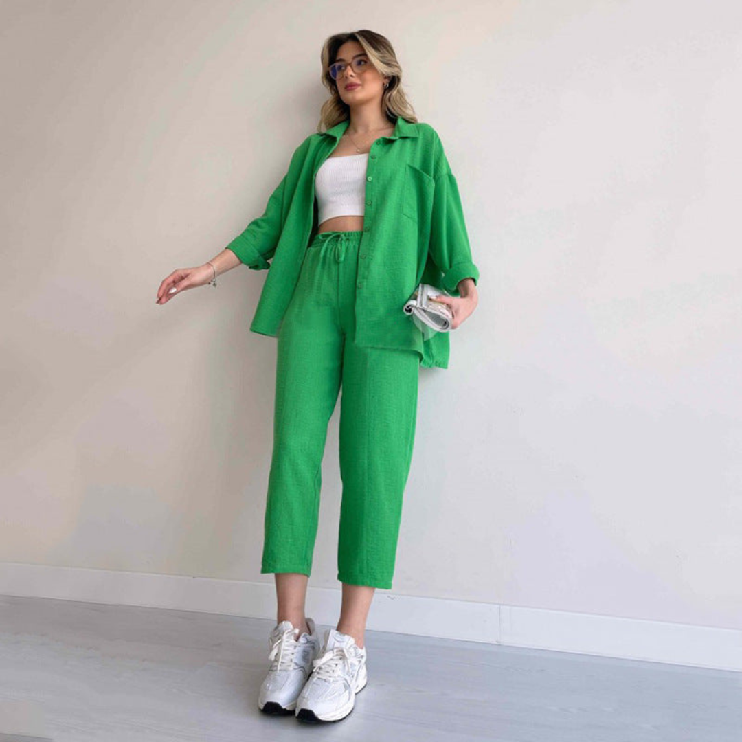 Comfortabele dames loungewear set van linnen, perfect voor thuis of een ontspannen zomerse dag. Modieus en ademend.