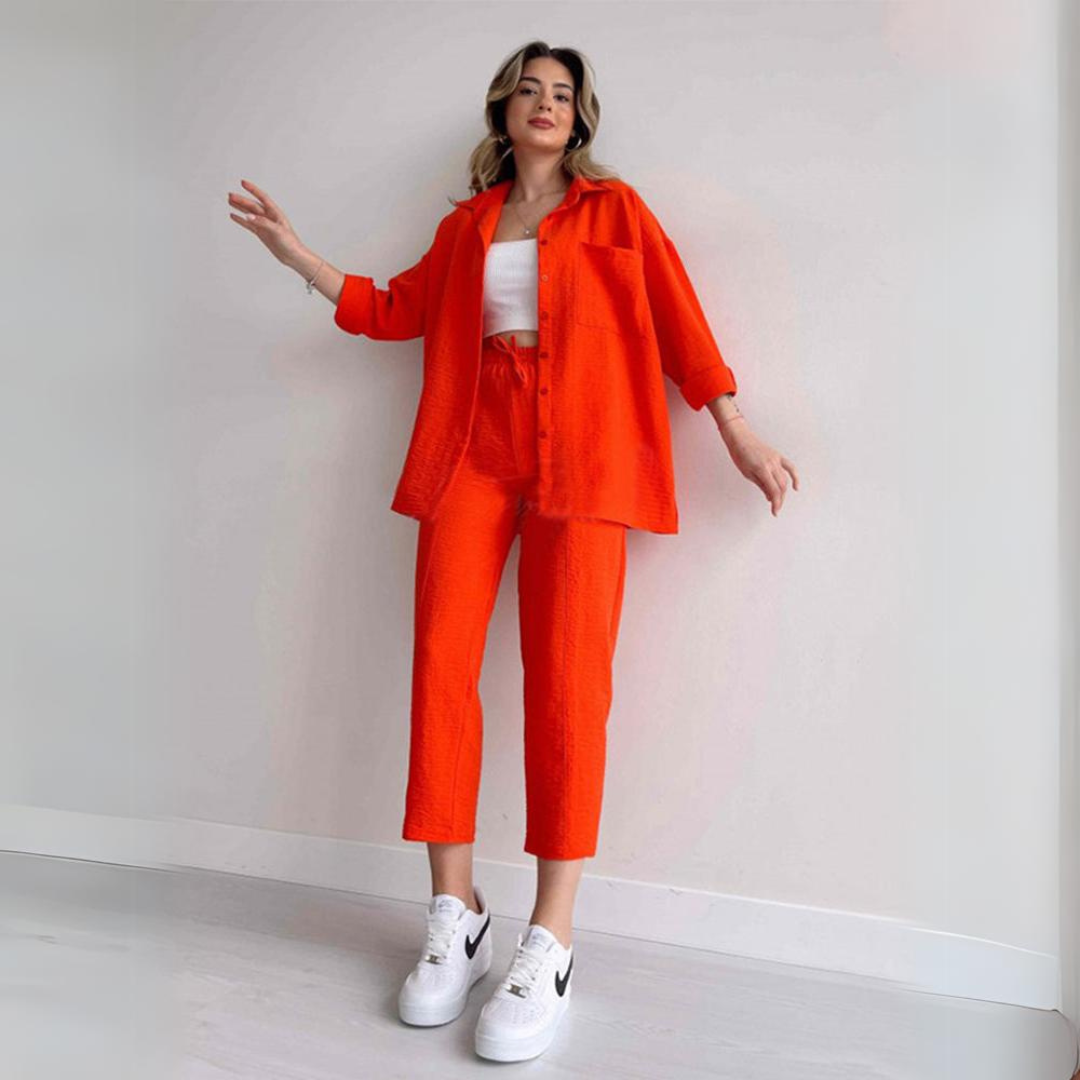 Dames linnen tweedelige outfit: comfortabel topje en broek met wijde pijpen. Stijlvolle losse pasvorm voor de zomer.