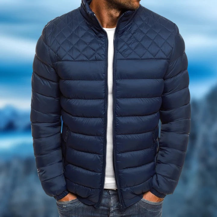 Stijlvolle Logan heren gewatteerde jas, waterafstotend & winddicht, perfect voor winter en herfst. Warm & comfortabel.