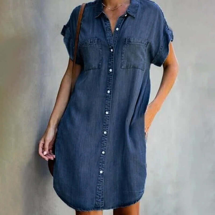 "Stijlvolle Malou denim jurk voor dames, elegant en comfortabel, tijdloos blauw design, perfect voor elke gelegenheid."
