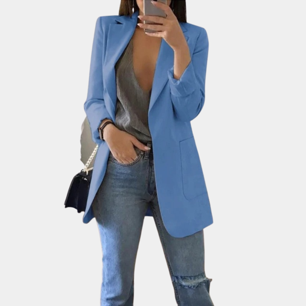 Damesblazer gedragen in een professionele setting, straalt elegantie en zakelijke stijl uit. Comfortabel kledingstuk.