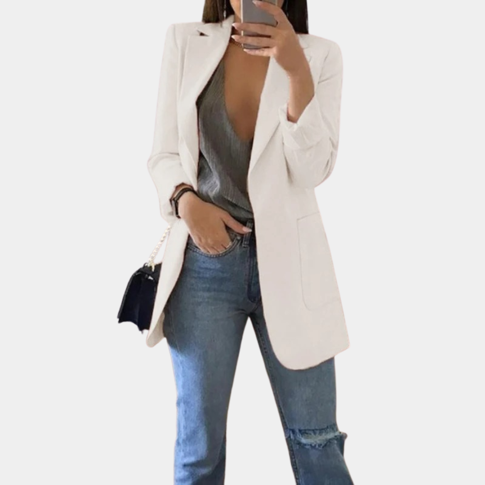 Achterzicht van de damesblazer, toont de perfecte pasvorm en veelzijdige stijl voor elke gelegenheid. Elegant.