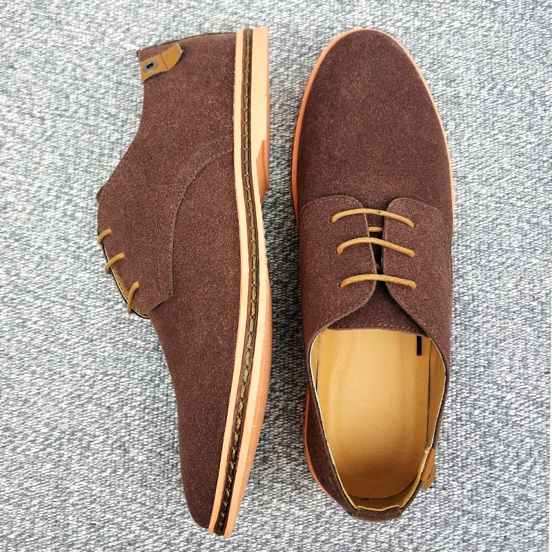 Zwarte Otto Oxford herenschoenen, gedragen met een pak voor een complete formele uitstraling.