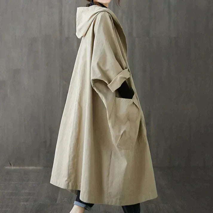 Zwarte oversized dames trenchcoat. Een stijlvolle en weerbestendige herfst- en winterjas voor elegante mode.