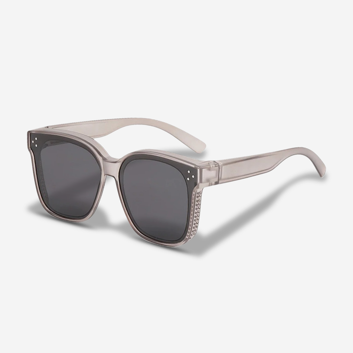 Close-up van moderne overzetzonnebril; unisex design, UV400 bescherming en modieuze look.