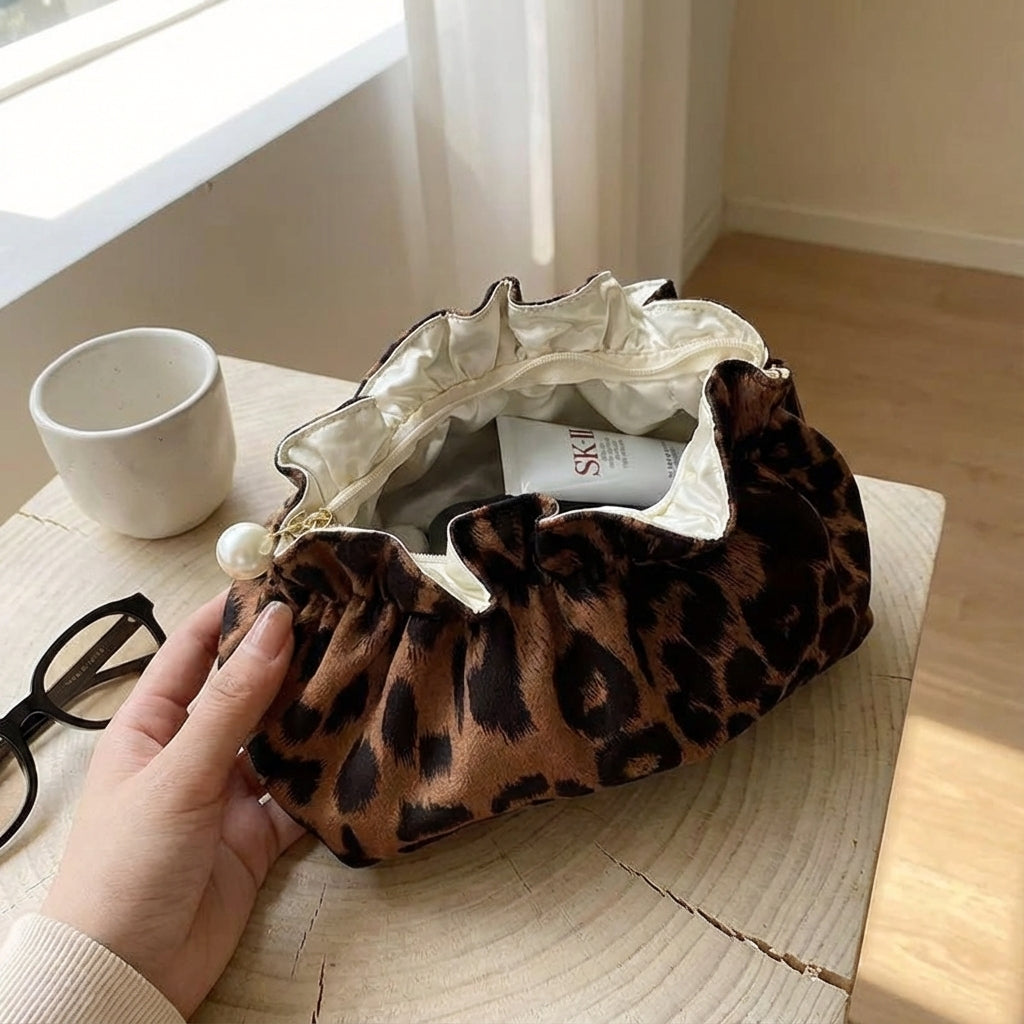 Stijlvolle Pearlynn cosmetische pouch met elegante ruches. Perfect make-up tasje voor reizen, luipaardprint.