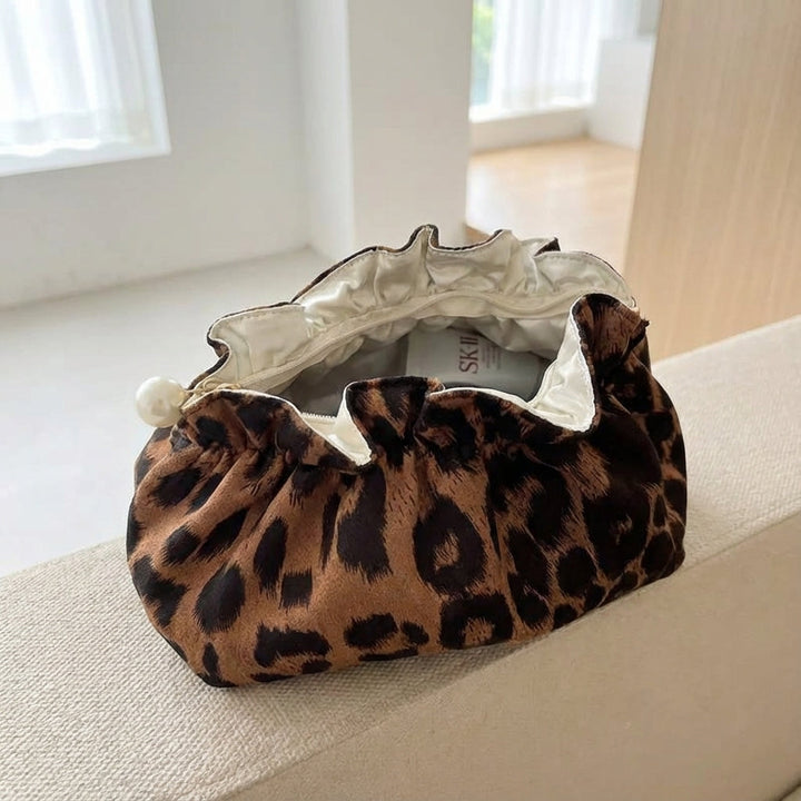 Handige toilettas organizer met chique ruches detail. Ideaal voor opbergen van make-up, luipaardprint reisaccessoire.