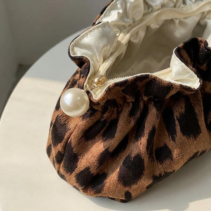 Luxe Pearlynn make-up tasje met trendy ruches en opvallende luipaardprint. Een stijlvol accessoire voor elke vrouw.
