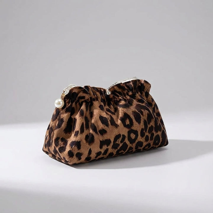 Compacte opbergtas met ruches en luipaardprint. Perfecte organizer voor cosmetica, ideaal als travel pouch.