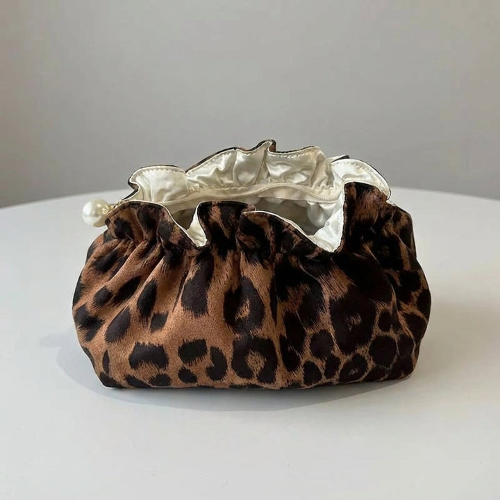 Elegante cosmetische pouch met verfijnde ruches. Dit stijlvolle make-up tasje in luipaardprint is een must-have accessoire.