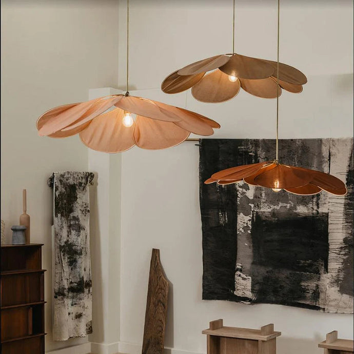 Stijlvolle Petalume bloemvormige hanglamp van stof en metaal. Perfecte sfeerverlichting voor modern interieur.