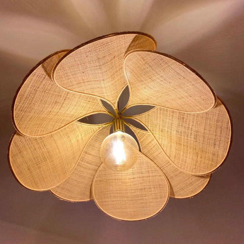 Moderne decoratieve bloem plafondlamp, ideaal als blikvanger boven eettafel of in woonkamer.