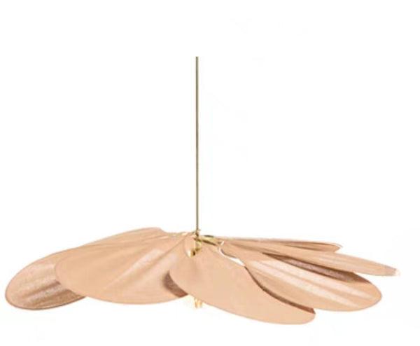 Design hanglamp met unieke bloemblaadjes van stof. Creëert warme, sfeervolle verlichting in elke ruimte.