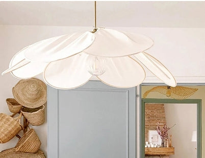 Petalume hanglamp: een moderne bloemdesign lamp van stof en metaal, voor stijlvolle sfeerverlichting.