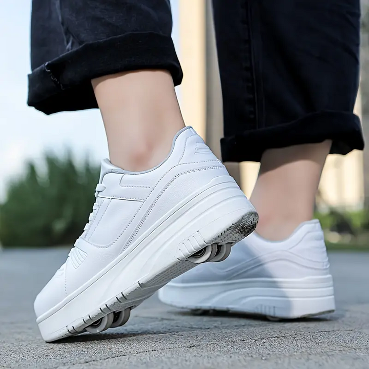 Kind rolt buiten op gave Rollo rolschoenen met afneembare wielen, voor sport en speelplezier.