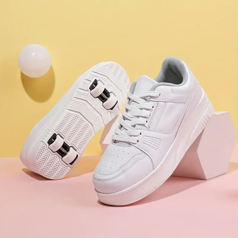 Paar rolschoenen, omgevormd tot sneakers, ideaal voor kinderen die graag buiten spelen en sporten.