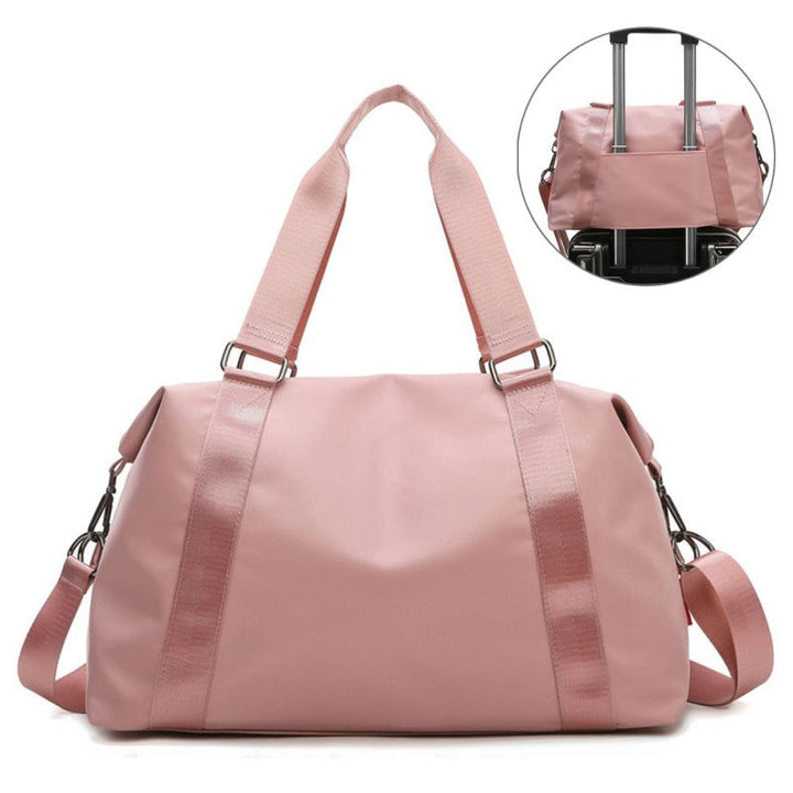 Stijlvolle roze waterdichte dames sporttas van stevig nylon, perfect als gymtas of weekendtas.