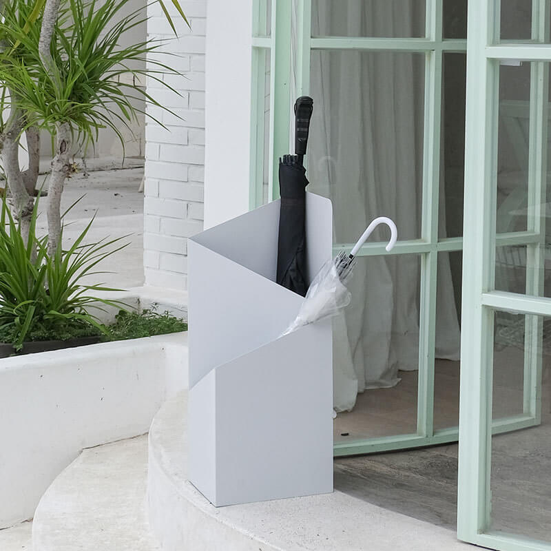 Scandinavische paraplu organizer, perfect voor een droge en stijlvolle hal opbergoplossing.