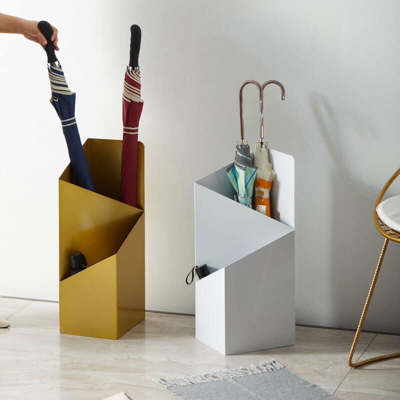 Stijlvolle minimalistische parapluhouder van metaal, een functionele organizer voor elke hal.