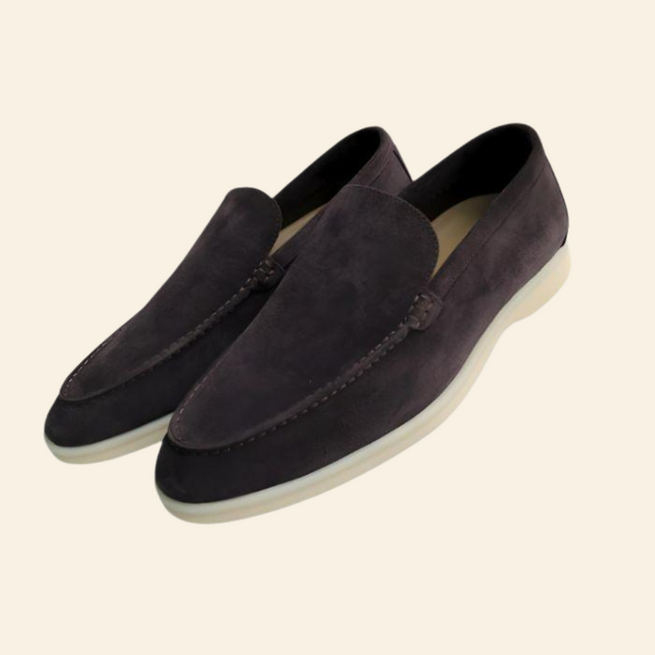 Detail van de zachte suède textuur van de Mason herenloafers, een comfortabele instapper met stijl.