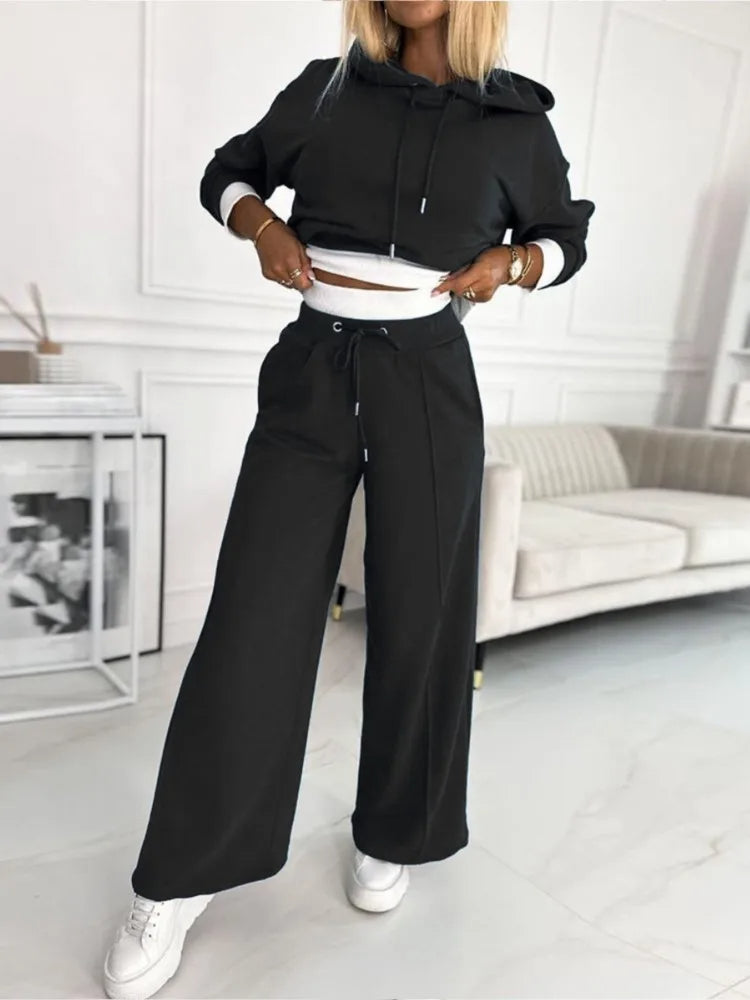Model draagt stijlvolle tweedelige dames jogging loungeset, ideaal voor ontspanning en casual dameskleding.