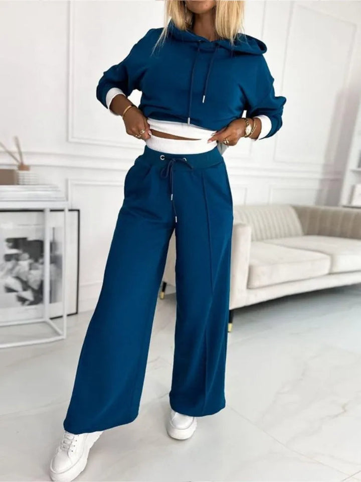 Rugzijde van de casual tweedelige dames jogging loungeset, comfortabel en stijlvol sportief vrijetijdspak.