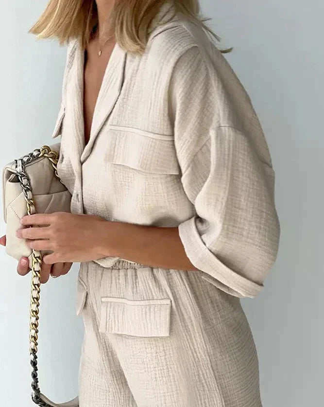 Trendy dameskleding: tweedelige katoenen zomerset, comfortabel en modieus voor warme dagen en vrije tijd.