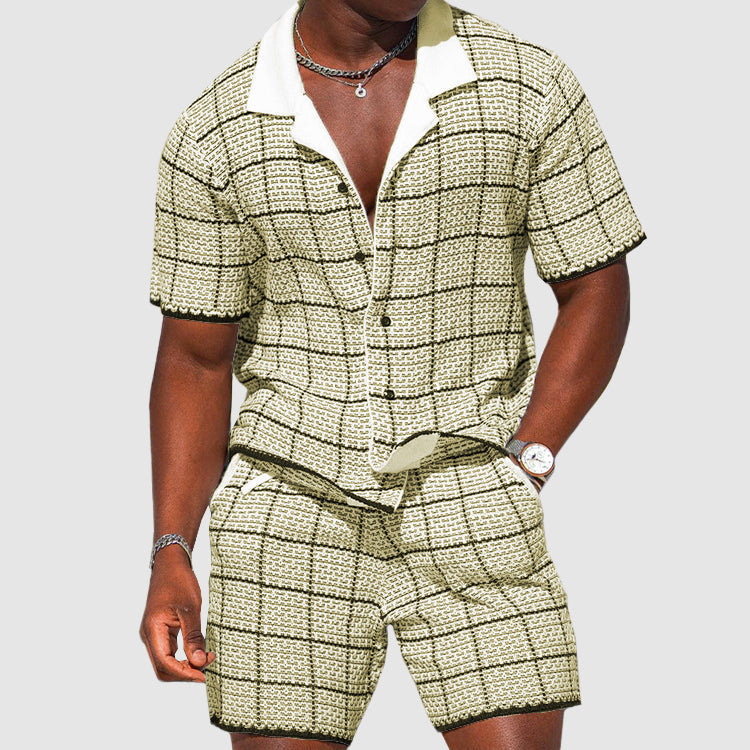 Comfortabele heren tweedelige zomerset met ruitpatroon; casual overhemd en korte broek, ideaal voor zomer en strand.