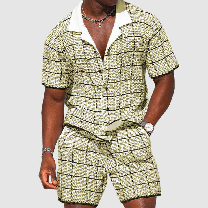 Comfortabele heren tweedelige zomerset met ruitpatroon; casual overhemd en korte broek, ideaal voor zomer en strand.