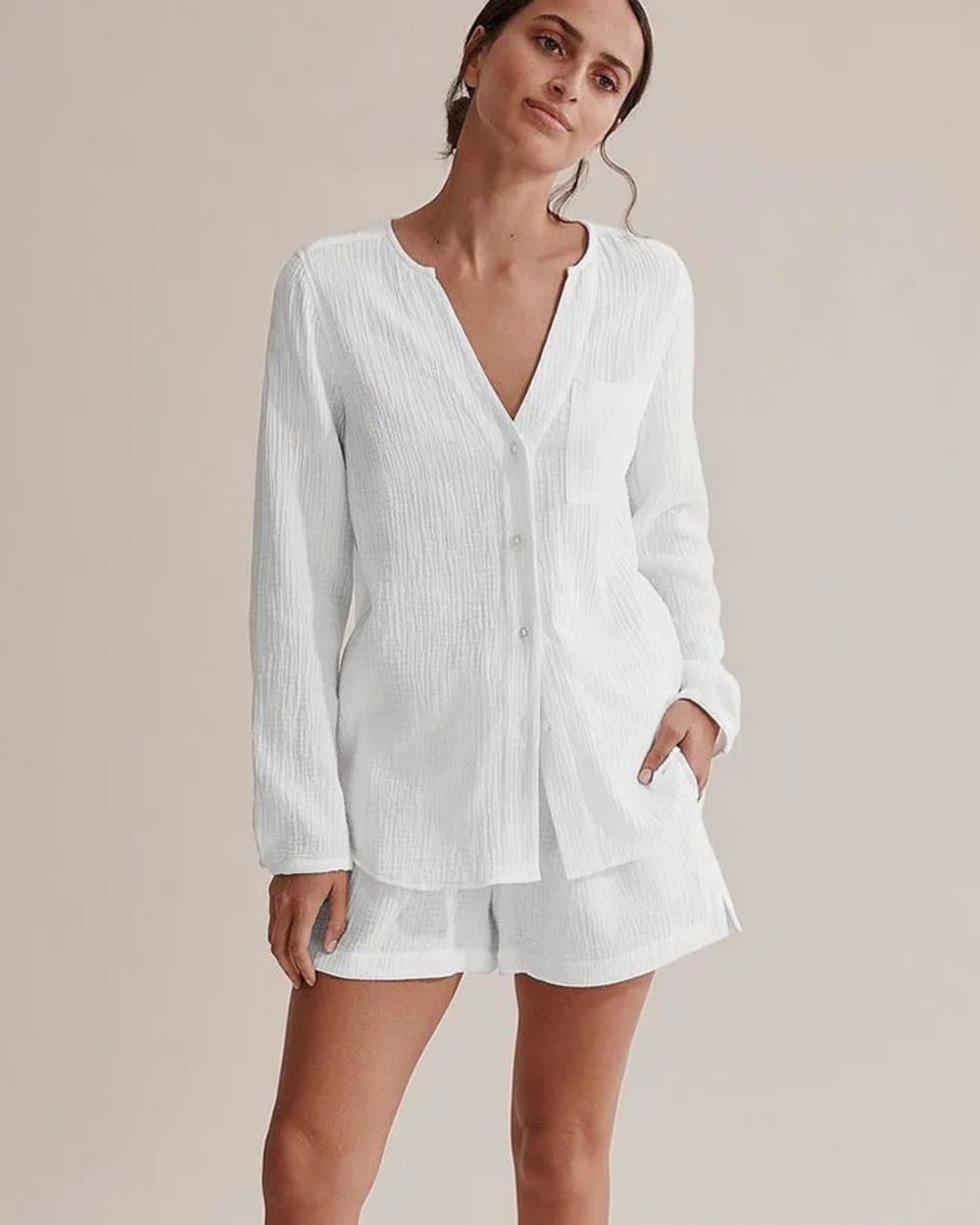 Dames comfortabele tweedelige loungewear set Nia. Ideale casual outfit voor ontspanning en modieuze zomerdagen.