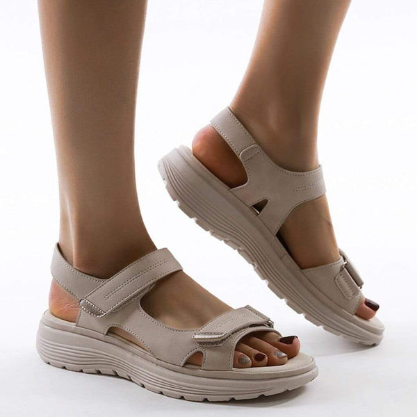Comfortabele damessandalen met verstelbare bandjes en trendy design. Perfecte zomerschoenen voor elke stijl.