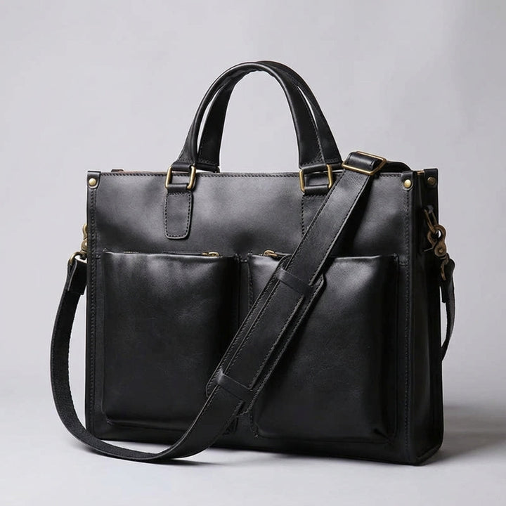 Close-up duurzame vintage leren laptoptas met robuuste gespen, riemen; stijlvol en functioneel voor werk.